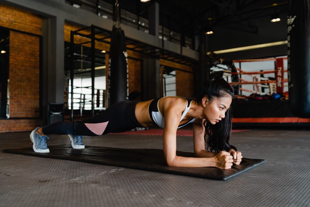 Perempuan melakukan plank