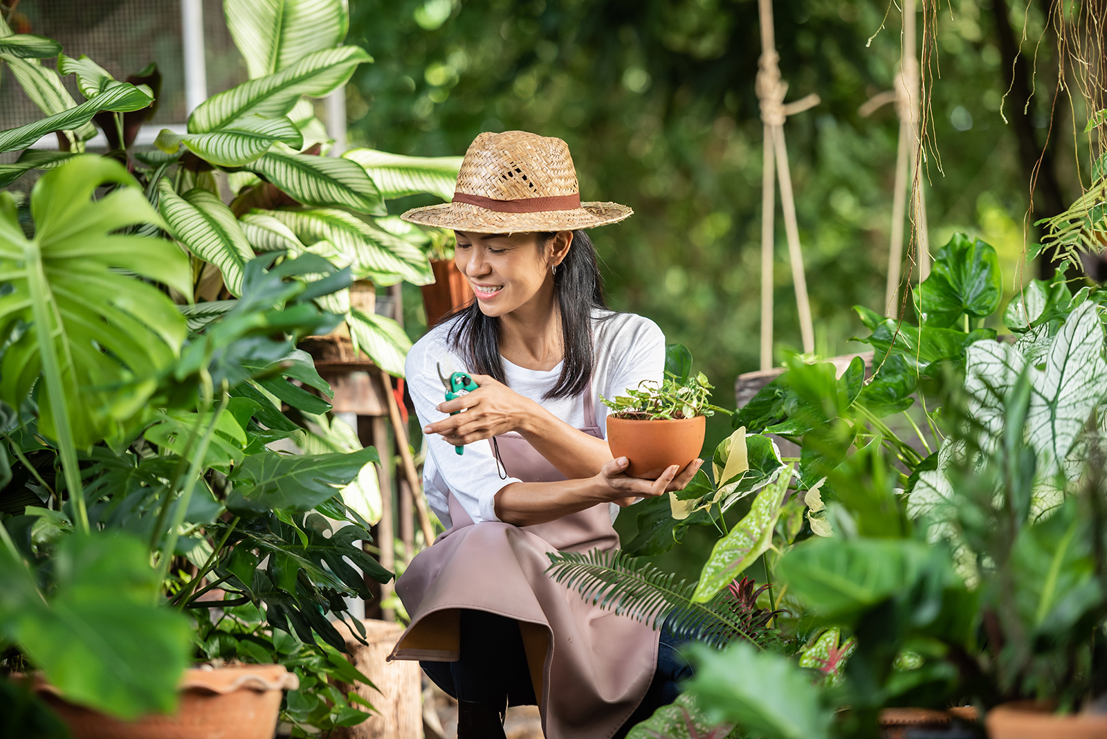 Wanita sedang berkebun