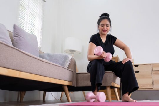 Latihan Fisik untuk Ibu Rumah Tangga: Rutinitas 10 Menit Saat Anak Tidur